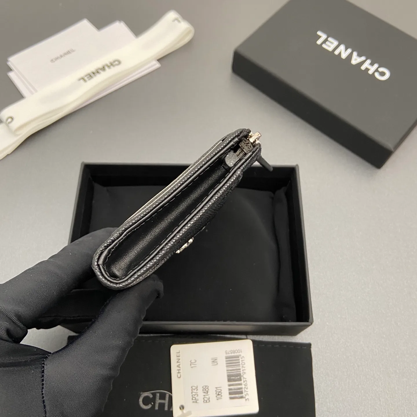 25b new series caviar cowhide with stars ⭐logo shiny blingblibg~zipper bag card holder series 6 card slots, 1 zipper bag Item number: A 3732 Price: 360 Size: w13×h8.5×d2cm Color: black fine ball pattern silver star hardware