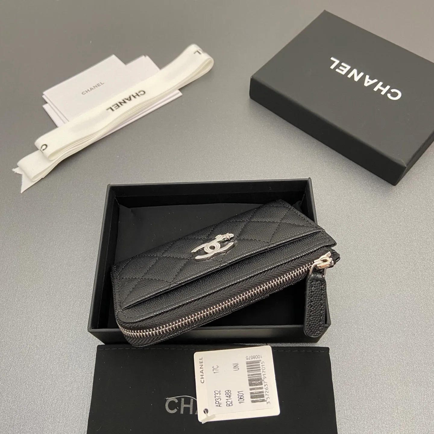 25b new series caviar cowhide with stars ⭐logo shiny blingblibg~zipper bag card holder series 6 card slots, 1 zipper bag Item number: A 3732 Price: 360 Size: w13×h8.5×d2cm Color: black fine ball pattern silver star hardware