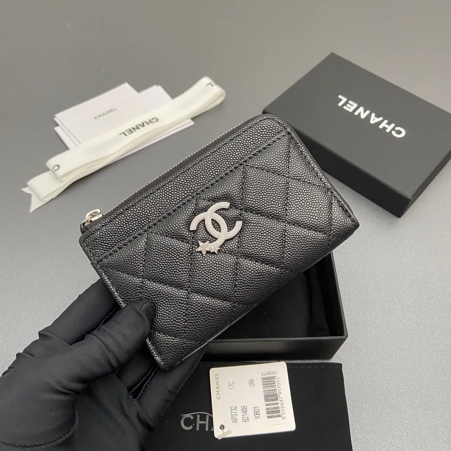 25b new series caviar cowhide with stars ⭐logo shiny blingblibg~zipper bag card holder series 6 card slots, 1 zipper bag Item number: A 3732 Price: 360 Size: w13×h8.5×d2cm Color: black fine ball pattern silver star hardware