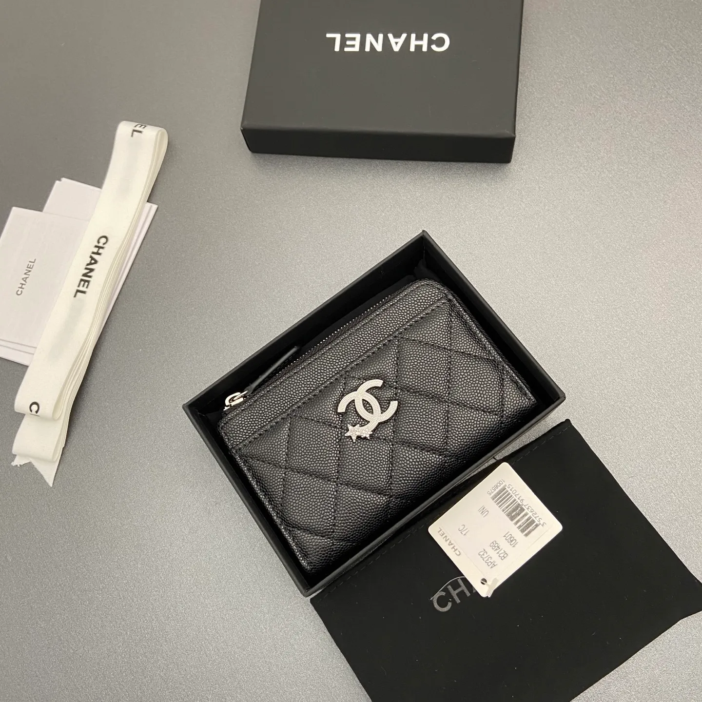25b new series caviar cowhide with stars ⭐logo shiny blingblibg~zipper bag card holder series 6 card slots, 1 zipper bag Item number: A 3732 Price: 360 Size: w13×h8.5×d2cm Color: black fine ball pattern silver star hardware