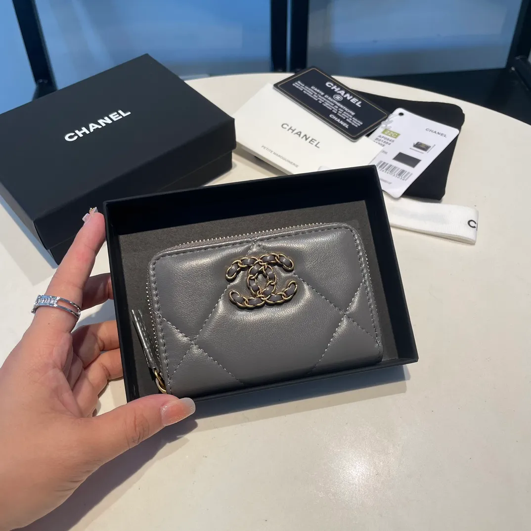 💰300😊 Upgraded version💋🆕 Ohanel new color🆕The latest zipper card holder, the texture of goatskin is invincible 😼The 19 series mainly promoted this season is the big rhombus, with a strong retro style👝Is there anyone who wants to buy each color🧸 The logo is eye-catching and unique, the goatskin has a light luster, and the temperament instantly ups and downs❣The fashionable style and style are also jointly created by Karl and Viard. The first series launched by the new artistic director will be a key recommendation of the brand from this year to next year, conveying the essence of the brand, with a full set of packaging 0945🍃size: 11.5*8cm