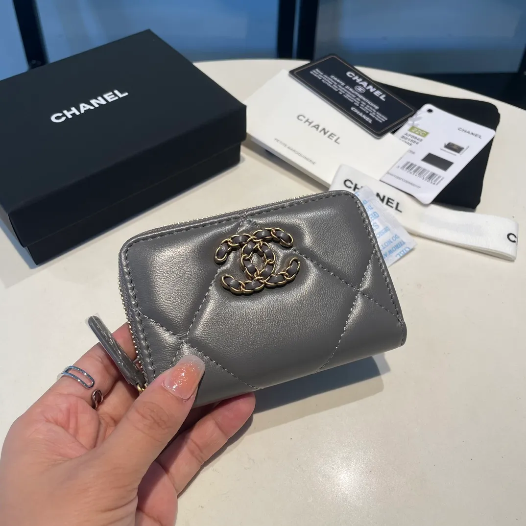 💰300😊 Upgraded version💋🆕 Ohanel new color🆕The latest zipper card holder, the texture of goatskin is invincible 😼The 19 series mainly promoted this season is the big rhombus, with a strong retro style👝Is there anyone who wants to buy each color🧸 The logo is eye-catching and unique, the goatskin has a light luster, and the temperament instantly ups and downs❣The fashionable style and style are also jointly created by Karl and Viard. The first series launched by the new artistic director will be a key recommendation of the brand from this year to next year, conveying the essence of the brand, with a full set of packaging 0945🍃size: 11.5*8cm