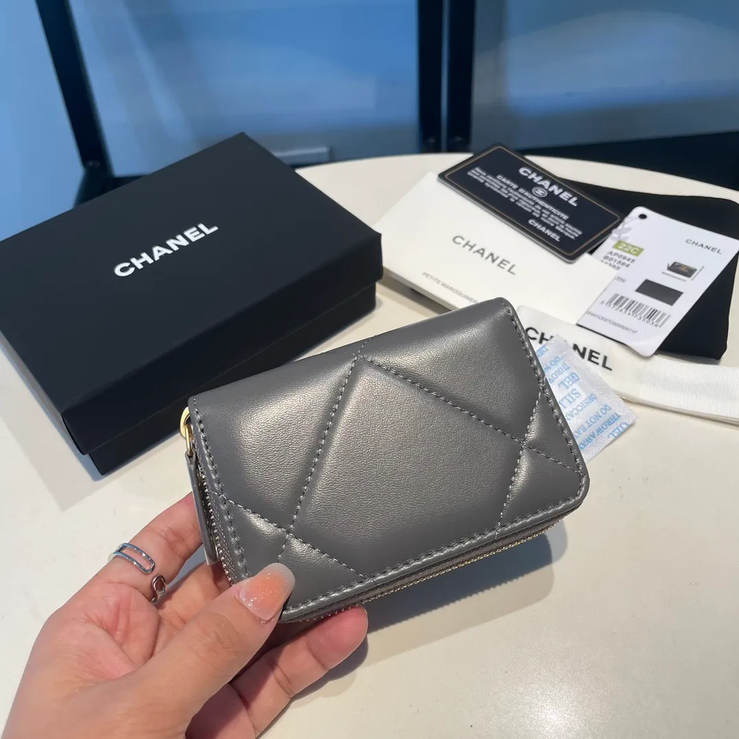 💰300😊 Upgraded version💋🆕 Ohanel new color🆕The latest zipper card holder, the texture of goatskin is invincible 😼The 19 series mainly promoted this season is the big rhombus, with a strong retro style👝Is there anyone who wants to buy each color🧸 The logo is eye-catching and unique, the goatskin has a light luster, and the temperament instantly ups and downs❣The fashionable style and style are also jointly created by Karl and Viard. The first series launched by the new artistic director will be a key recommendation of the brand from this year to next year, conveying the essence of the brand, with a full set of packaging 0945🍃size: 11.5*8cm