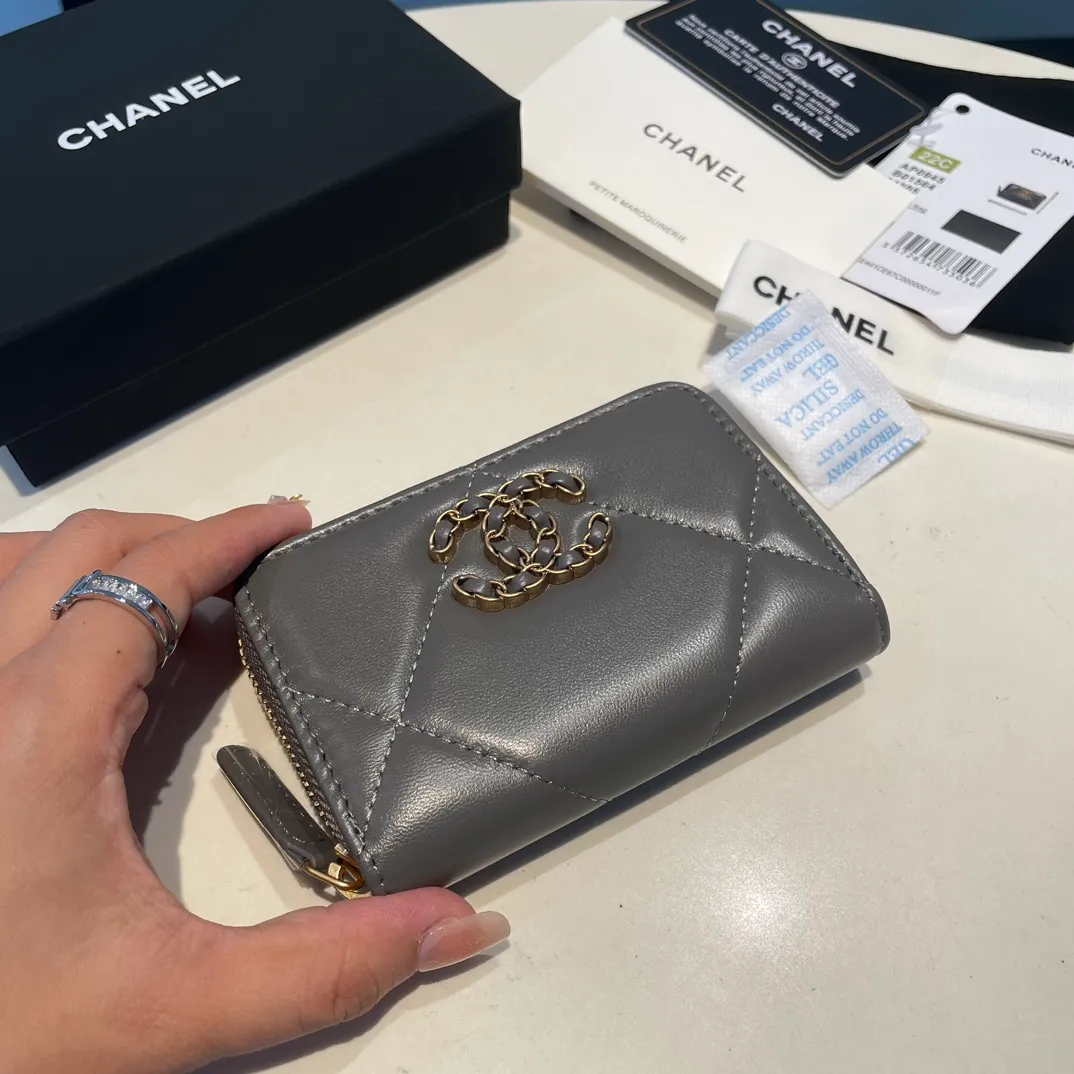 💰300😊 Upgraded version💋🆕 Ohanel new color🆕The latest zipper card holder, the texture of goatskin is invincible 😼The 19 series mainly promoted this season is the big rhombus, with a strong retro style👝Is there anyone who wants to buy each color🧸 The logo is eye-catching and unique, the goatskin has a light luster, and the temperament instantly ups and downs❣The fashionable style and style are also jointly created by Karl and Viard. The first series launched by the new artistic director will be a key recommendation of the brand from this year to next year, conveying the essence of the brand, with a full set of packaging 0945🍃size: 11.5*8cm