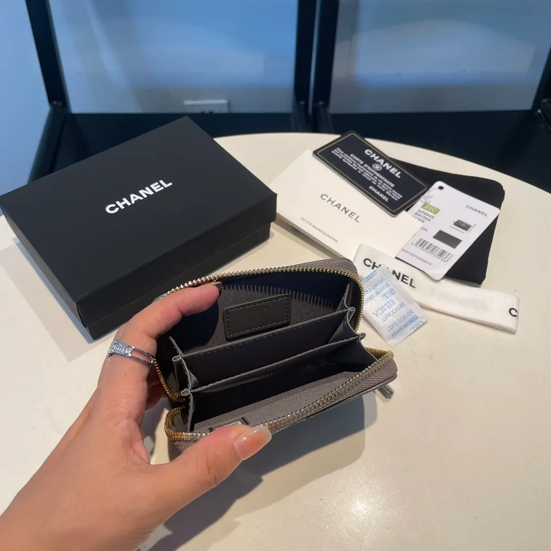 💰300😊 Upgraded version💋🆕 Ohanel new color🆕The latest zipper card holder, the texture of goatskin is invincible 😼The 19 series mainly promoted this season is the big rhombus, with a strong retro style👝Is there anyone who wants to buy each color🧸 The logo is eye-catching and unique, the goatskin has a light luster, and the temperament instantly ups and downs❣The fashionable style and style are also jointly created by Karl and Viard. The first series launched by the new artistic director will be a key recommendation of the brand from this year to next year, conveying the essence of the brand, with a full set of packaging 0945🍃size: 11.5*8cm