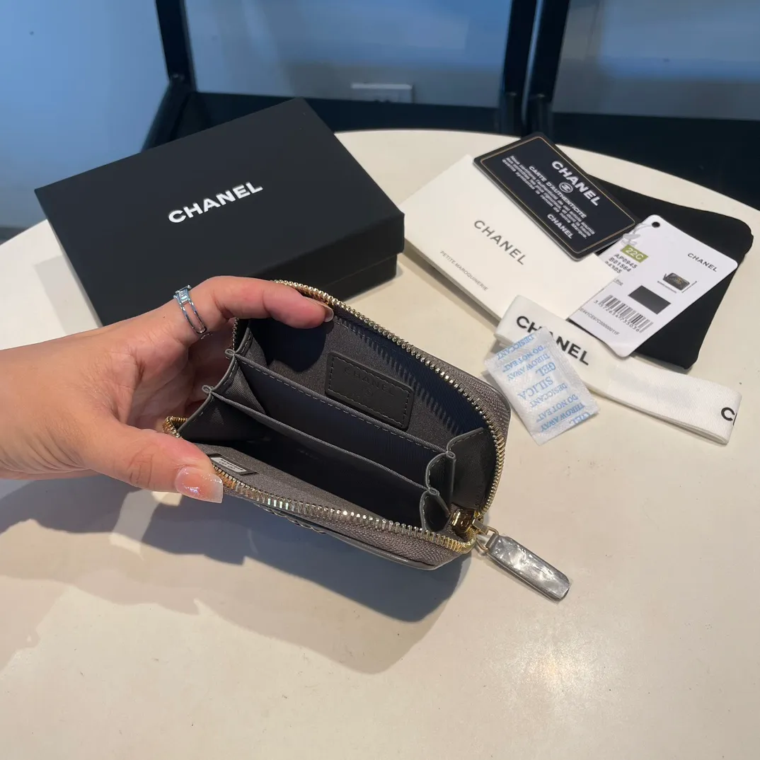 💰300😊 Upgraded version💋🆕 Ohanel new color🆕The latest zipper card holder, the texture of goatskin is invincible 😼The 19 series mainly promoted this season is the big rhombus, with a strong retro style👝Is there anyone who wants to buy each color🧸 The logo is eye-catching and unique, the goatskin has a light luster, and the temperament instantly ups and downs❣The fashionable style and style are also jointly created by Karl and Viard. The first series launched by the new artistic director will be a key recommendation of the brand from this year to next year, conveying the essence of the brand, with a full set of packaging 0945🍃size: 11.5*8cm