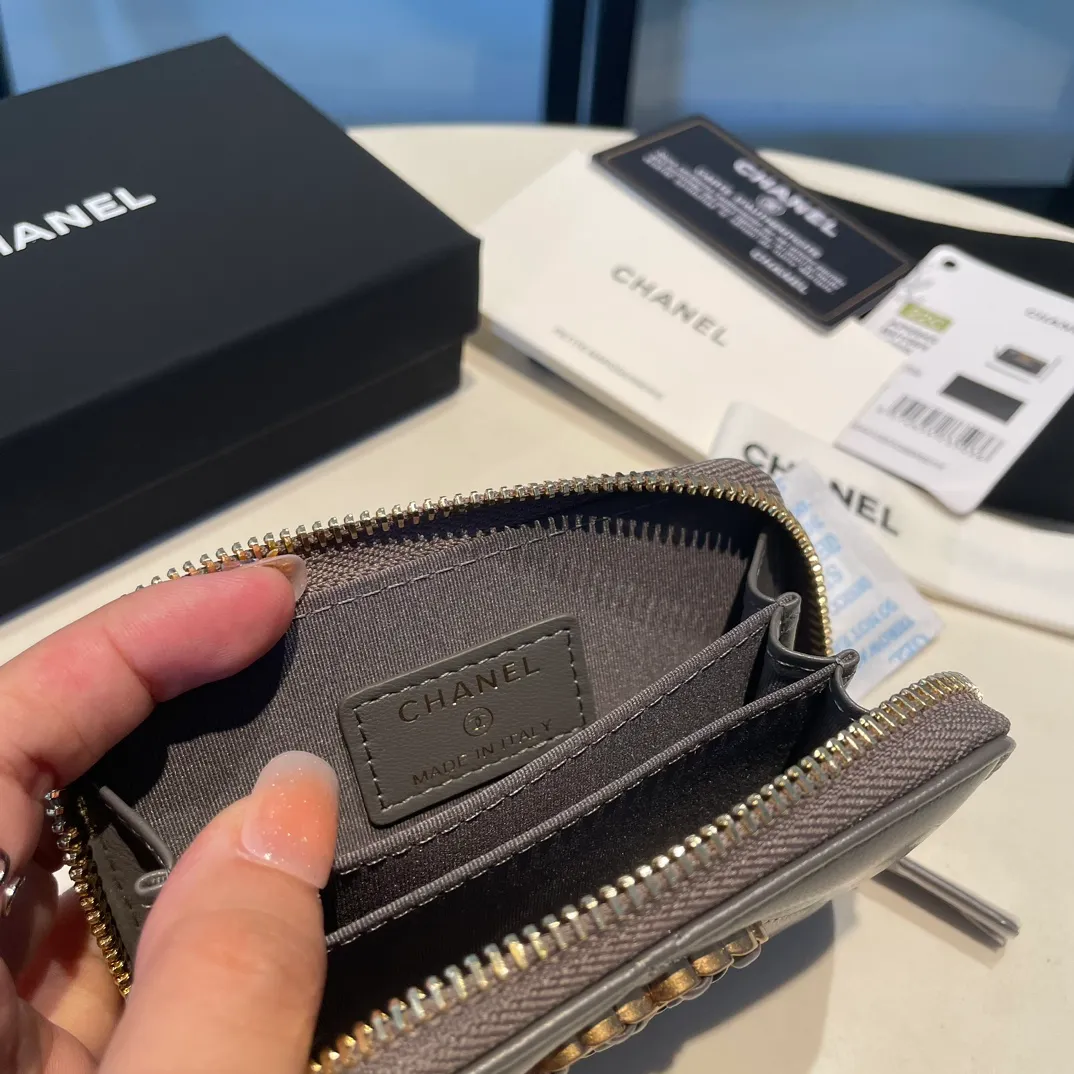 💰300😊 Upgraded version💋🆕 Ohanel new color🆕The latest zipper card holder, the texture of goatskin is invincible 😼The 19 series mainly promoted this season is the big rhombus, with a strong retro style👝Is there anyone who wants to buy each color🧸 The logo is eye-catching and unique, the goatskin has a light luster, and the temperament instantly ups and downs❣The fashionable style and style are also jointly created by Karl and Viard. The first series launched by the new artistic director will be a key recommendation of the brand from this year to next year, conveying the essence of the brand, with a full set of packaging 0945🍃size: 11.5*8cm