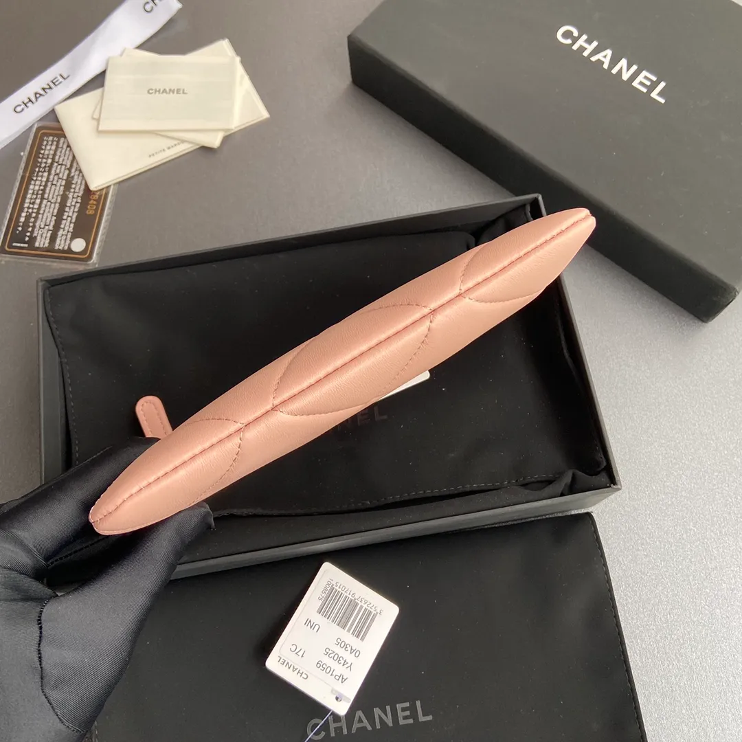Xiaoxiang imported Italian lambskin Item number: A1059 Price: 380 Size: w20×h12.5×d1cm Color: pink lambskin gold steel mark