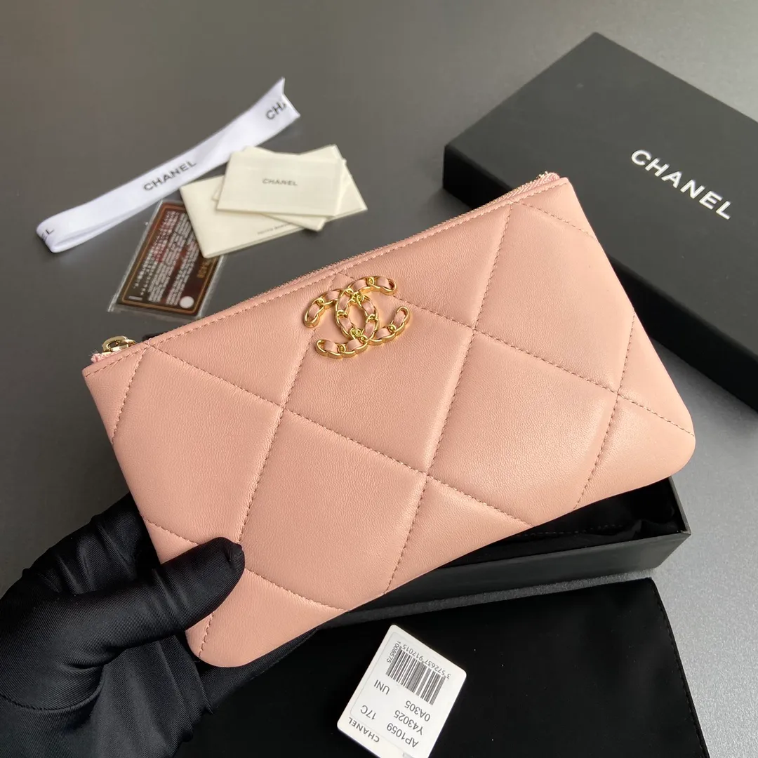 Xiaoxiang imported Italian lambskin Item number: A1059 Price: 380 Size: w20×h12.5×d1cm Color: pink lambskin gold steel mark