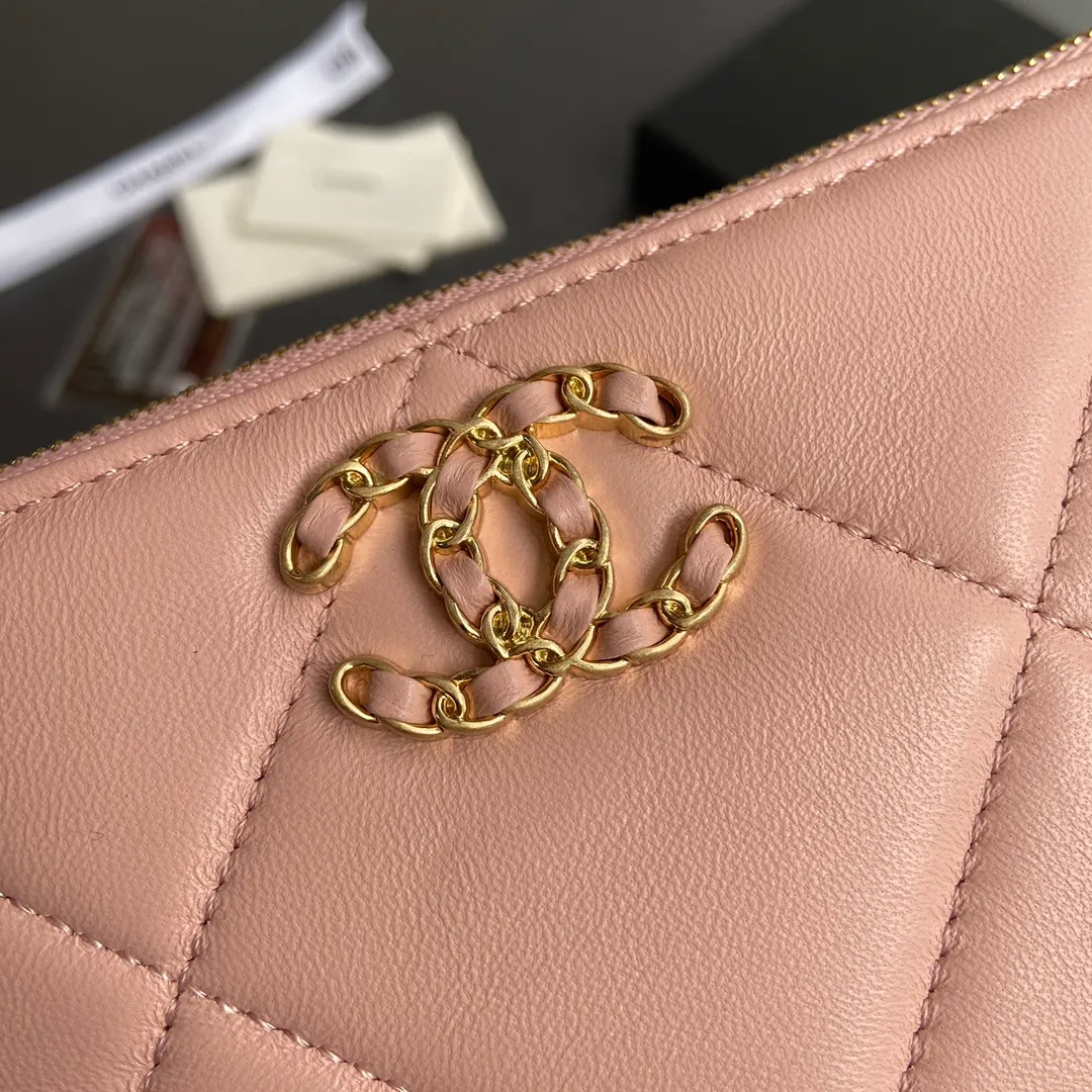 Xiaoxiang imported Italian lambskin Item number: A1059 Price: 380 Size: w20×h12.5×d1cm Color: pink lambskin gold steel mark