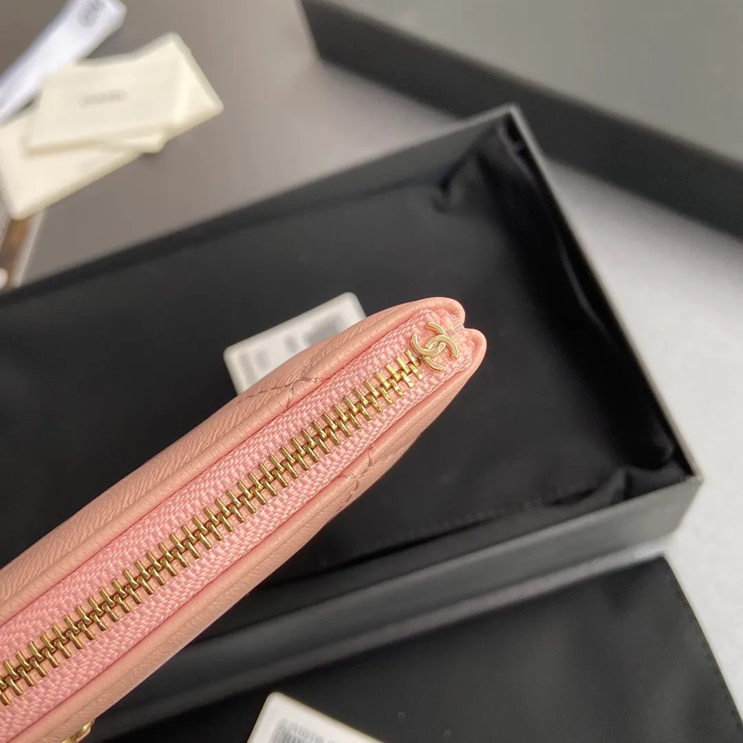 Xiaoxiang imported Italian lambskin Item number: A1059 Price: 380 Size: w20×h12.5×d1cm Color: pink lambskin gold steel mark