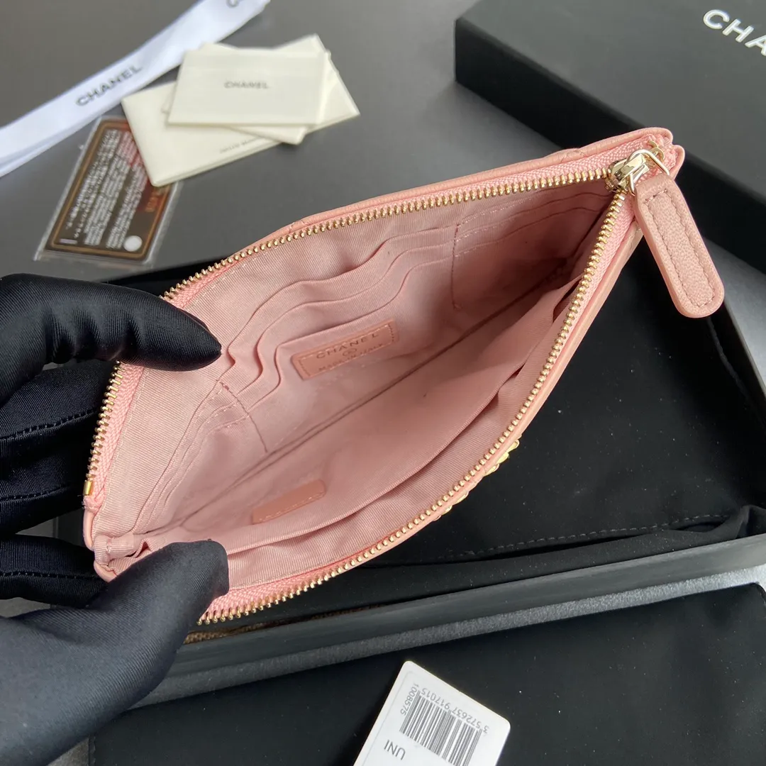 Xiaoxiang imported Italian lambskin Item number: A1059 Price: 380 Size: w20×h12.5×d1cm Color: pink lambskin gold steel mark