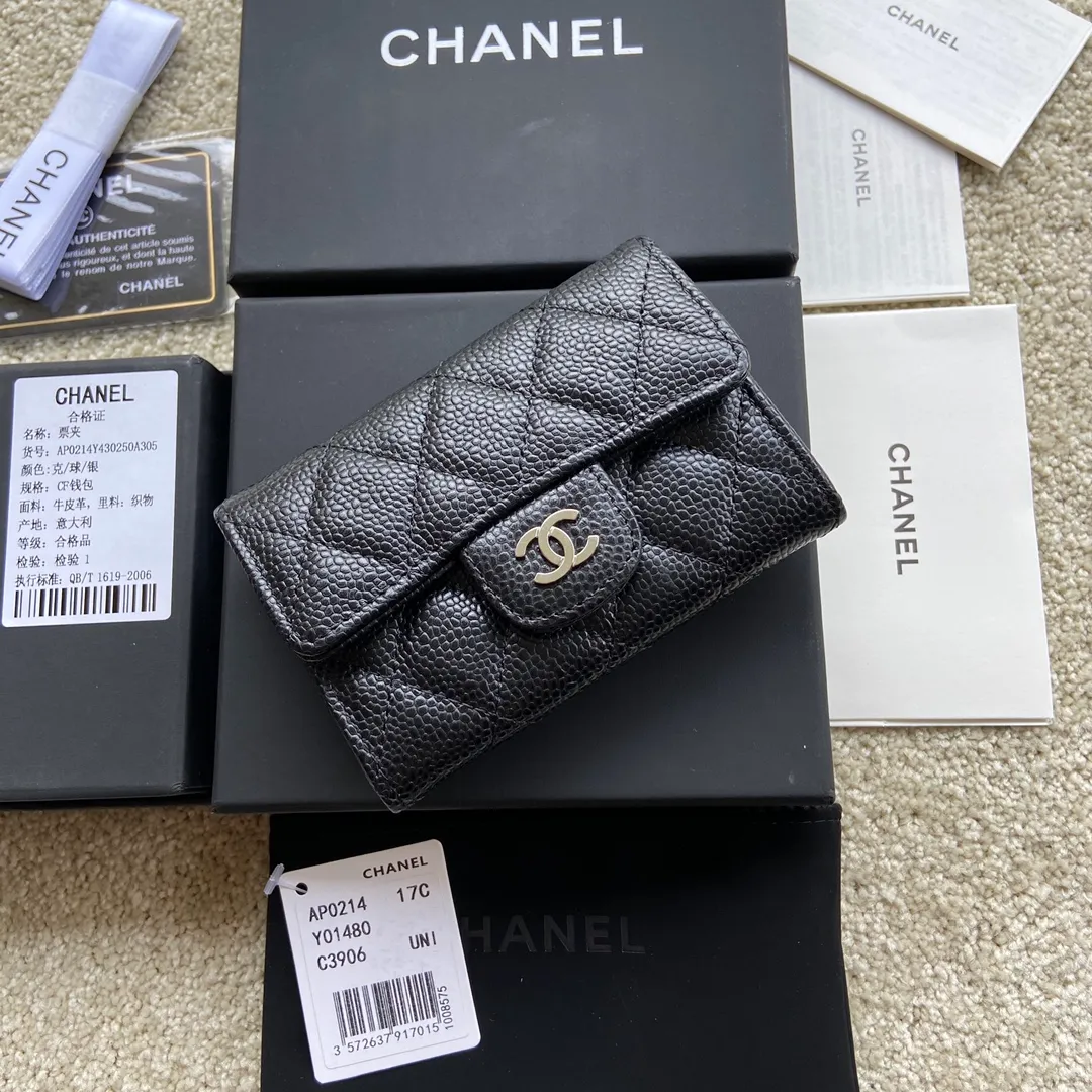 Xiaoxiang imported Italian leather Item number: AP428 Price: 260 Size: w11×h7cm Color: Black ball pattern silver steel mark