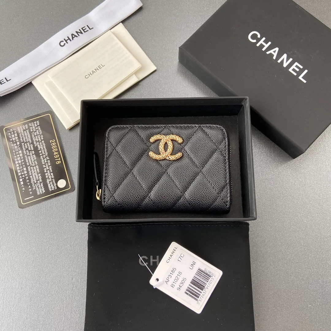 320💰Xiaoxiang imported Italian grained calfskin Item number: A3185 Size: W11×H7.5×2cm Color: black ball-grained leather with golden steel mark Usage: small zipper bag
