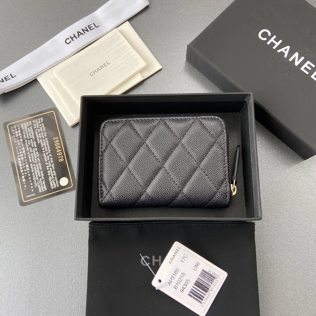 320💰Xiaoxiang imported Italian grained calfskin Item number: A3185 Size: W11×H7.5×2cm Color: black ball-grained leather with golden steel mark Usage: small zipper bag