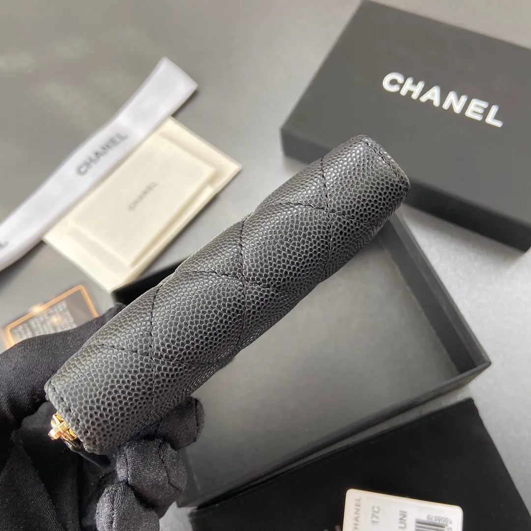 320💰Xiaoxiang imported Italian grained calfskin Item number: A3185 Size: W11×H7.5×2cm Color: black ball-grained leather with golden steel mark Usage: small zipper bag
