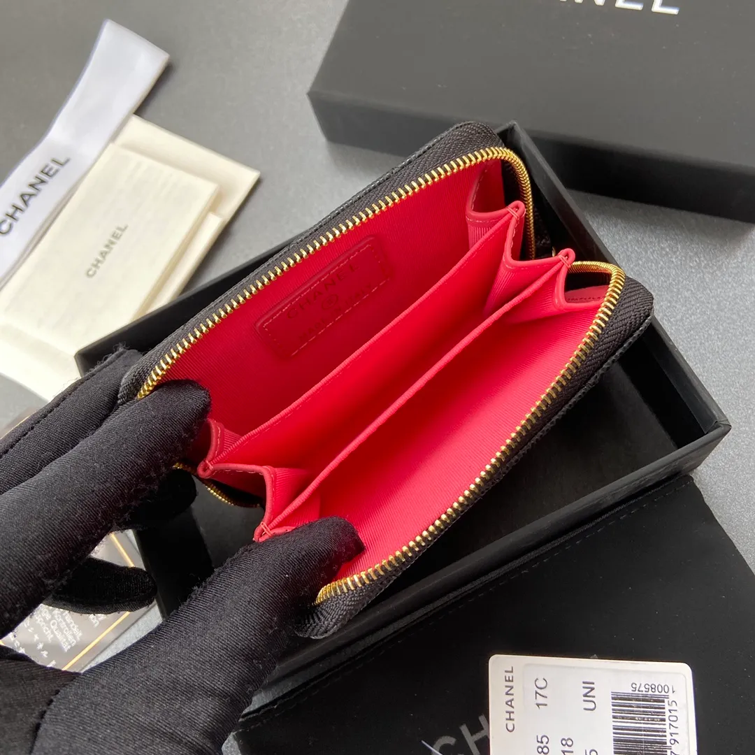 320💰Xiaoxiang imported Italian grained calfskin Item number: A3185 Size: W11×H7.5×2cm Color: black ball-grained leather with golden steel mark Usage: small zipper bag