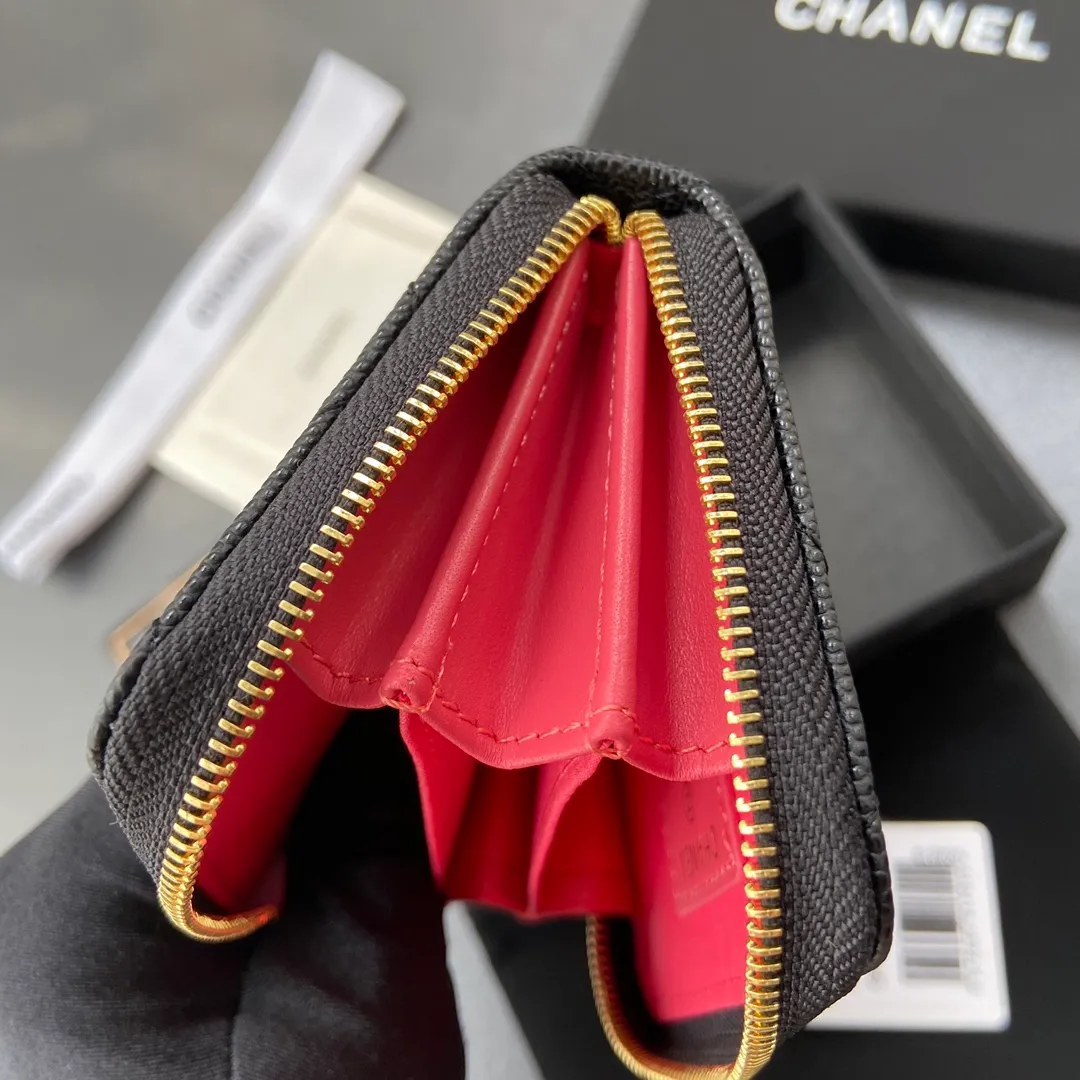 320💰Xiaoxiang imported Italian grained calfskin Item number: A3185 Size: W11×H7.5×2cm Color: black ball-grained leather with golden steel mark Usage: small zipper bag