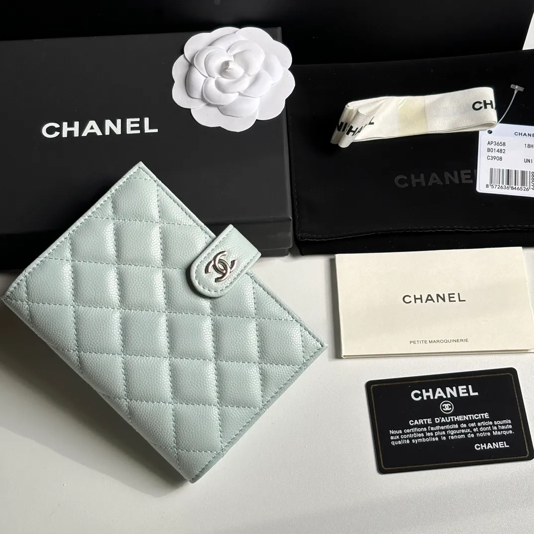 💰440 CHANEL multi-functional passport holder💕This design may also enter the classic series in the future👍Style number A3658 Original quality! The details are so beautiful and the size is 15*10*3cm.