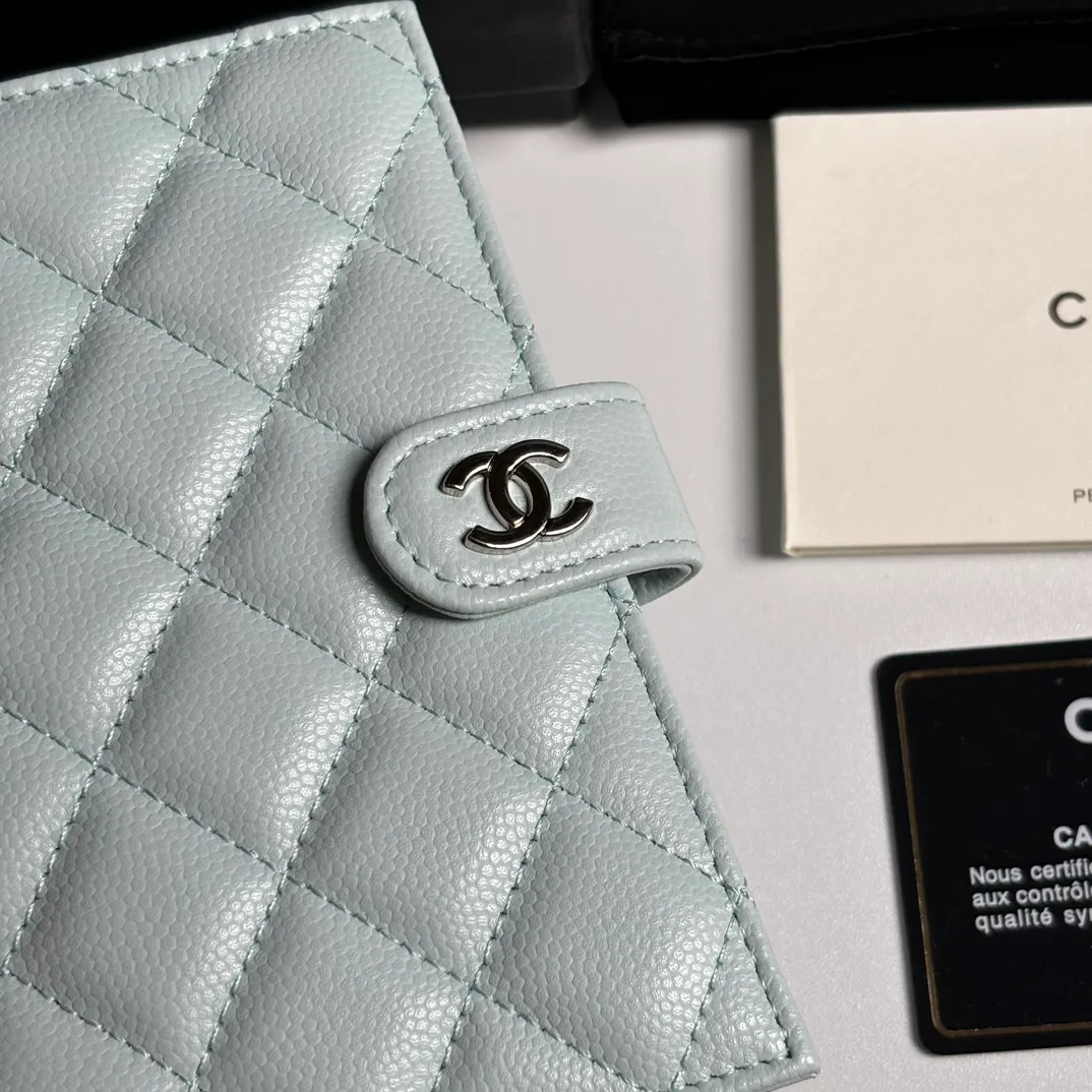 💰440 CHANEL multi-functional passport holder💕This design may also enter the classic series in the future👍Style number A3658 Original quality! The details are so beautiful and the size is 15*10*3cm.