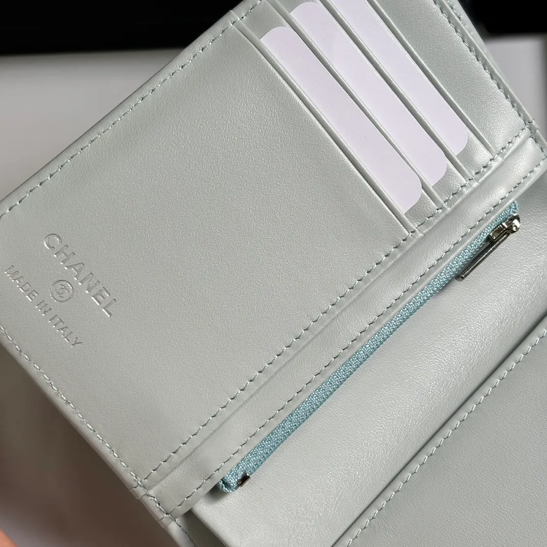 💰440 CHANEL multi-functional passport holder💕This design may also enter the classic series in the future👍Style number A3658 Original quality! The details are so beautiful and the size is 15*10*3cm.