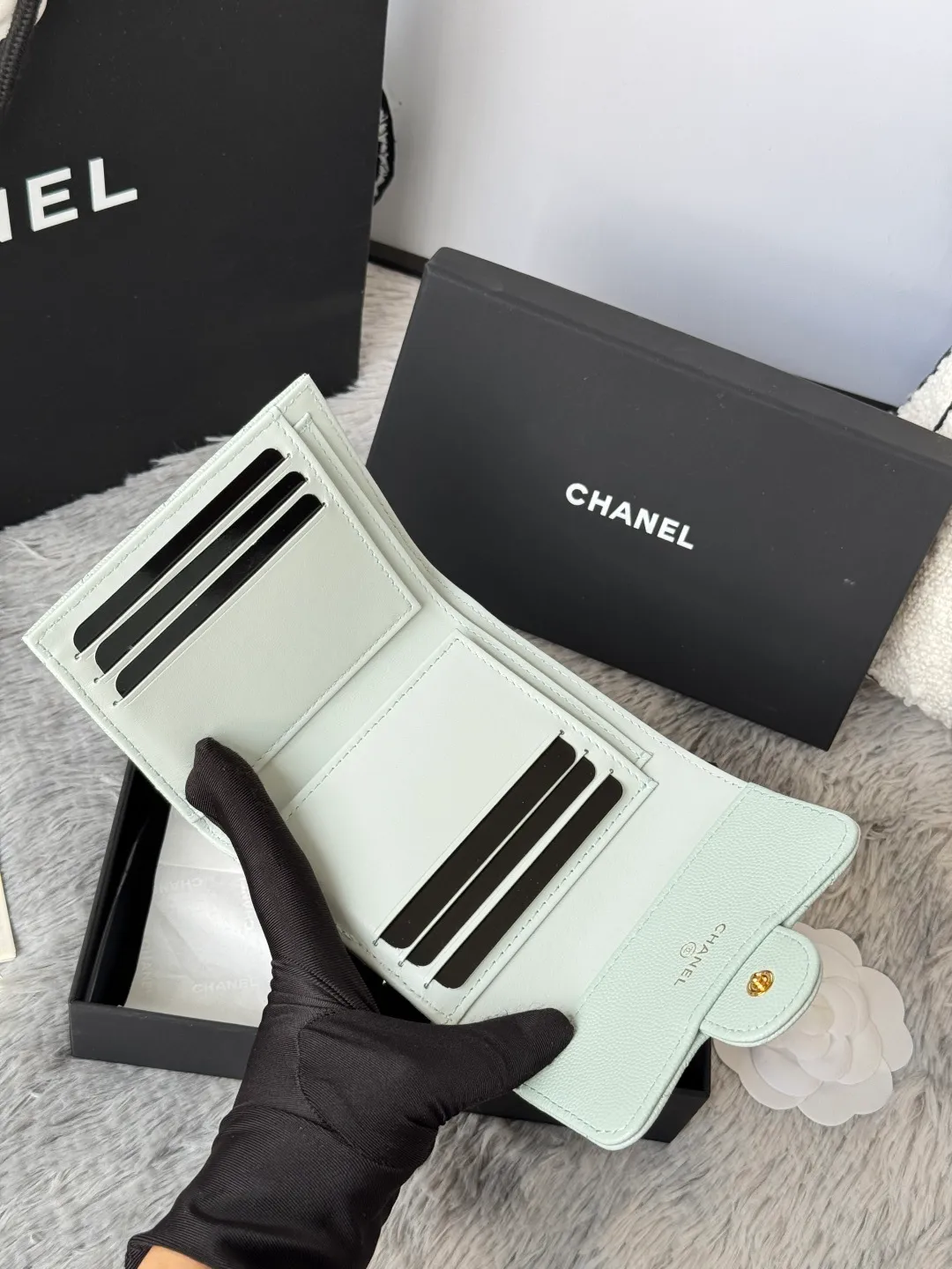 💰440💰 Made of calfskin, caviar, and cowhide, the CF short tri-fold wallet is now available! Chanel Grandma Xiang has 6 card slots, and there is a coin purse at the back, so you can put 2,000 Mao Zedong without any trouble at all! Delicate leather and gold hardware! Full of fashion sense, very fashionable, can be held in hand, can be put in the bag, very good for storage. Style number: 82288, size 10.5*11.5*3cm, color as shown in the picture, exclusive real shot