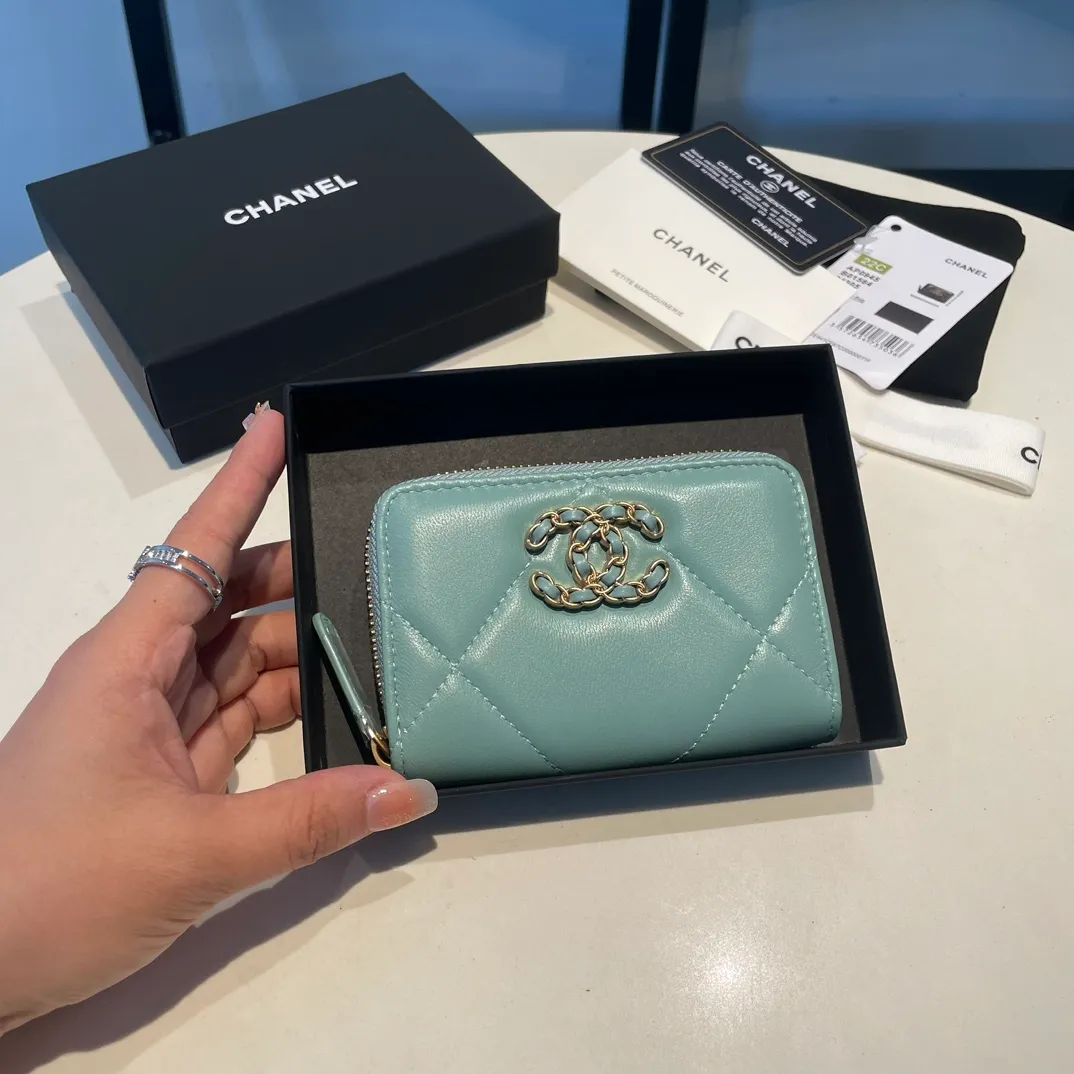 💰300😊 Upgraded version💋🆕 Ohanel new color🆕The latest zipper card holder, the texture of goatskin is invincible 😼The 19 series mainly promoted this season is the big rhombus, with a strong retro style👝Is there anyone who wants to buy each color🧸 The logo is eye-catching and unique, the goatskin has a light luster, and the temperament instantly ups and downs❣The fashionable style and style are also jointly created by Karl and Viard. The first series launched by the new artistic director will be a key recommendation of the brand from this year to next year, conveying the essence of the brand, with a full set of packaging 0945🍃size: 11.5*8cm