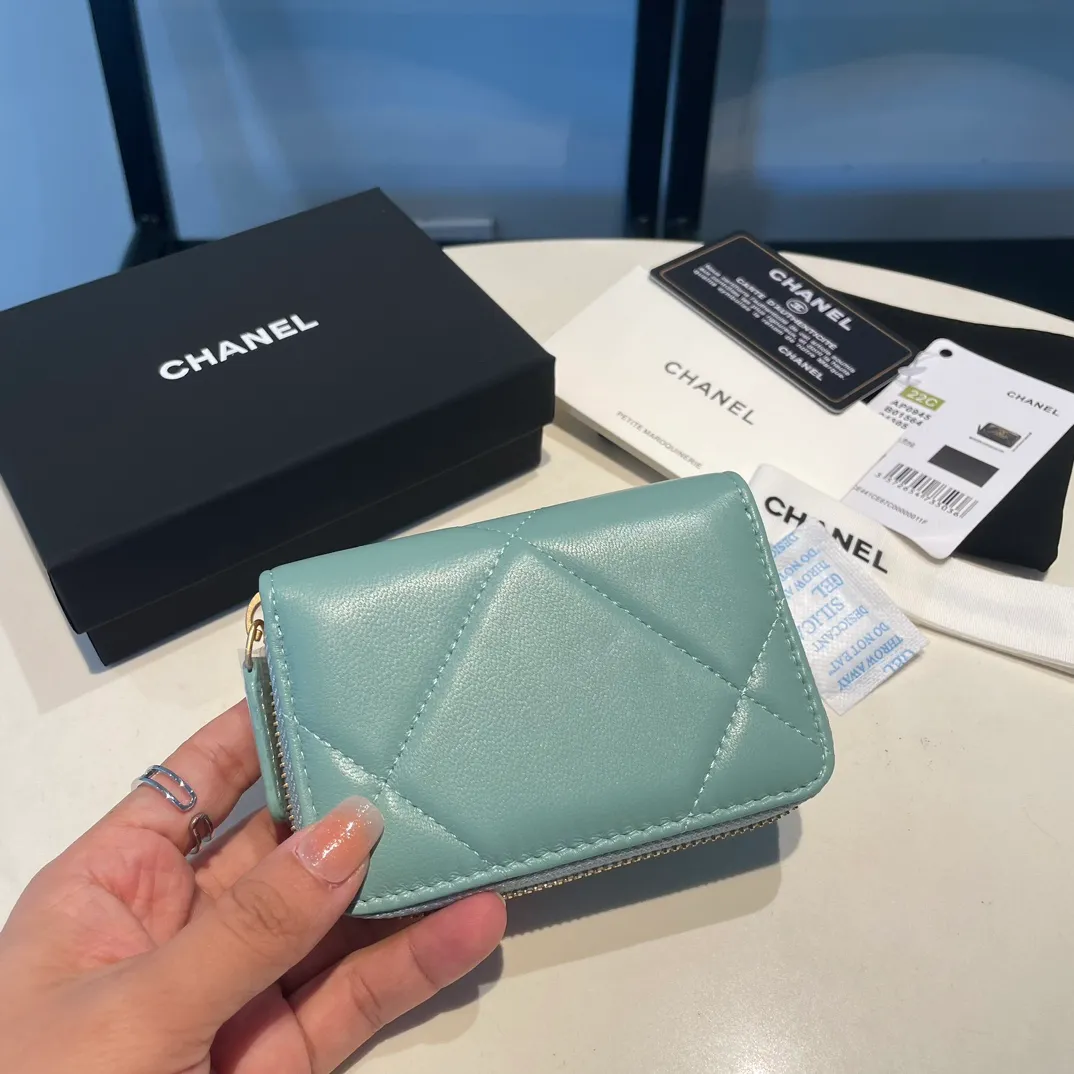 💰300😊 Upgraded version💋🆕 Ohanel new color🆕The latest zipper card holder, the texture of goatskin is invincible 😼The 19 series mainly promoted this season is the big rhombus, with a strong retro style👝Is there anyone who wants to buy each color🧸 The logo is eye-catching and unique, the goatskin has a light luster, and the temperament instantly ups and downs❣The fashionable style and style are also jointly created by Karl and Viard. The first series launched by the new artistic director will be a key recommendation of the brand from this year to next year, conveying the essence of the brand, with a full set of packaging 0945🍃size: 11.5*8cm