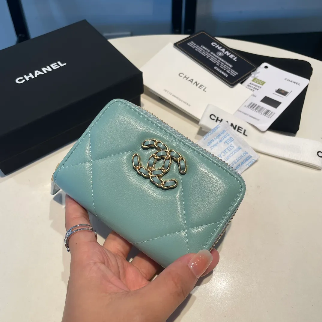 💰300😊 Upgraded version💋🆕 Ohanel new color🆕The latest zipper card holder, the texture of goatskin is invincible 😼The 19 series mainly promoted this season is the big rhombus, with a strong retro style👝Is there anyone who wants to buy each color🧸 The logo is eye-catching and unique, the goatskin has a light luster, and the temperament instantly ups and downs❣The fashionable style and style are also jointly created by Karl and Viard. The first series launched by the new artistic director will be a key recommendation of the brand from this year to next year, conveying the essence of the brand, with a full set of packaging 0945🍃size: 11.5*8cm