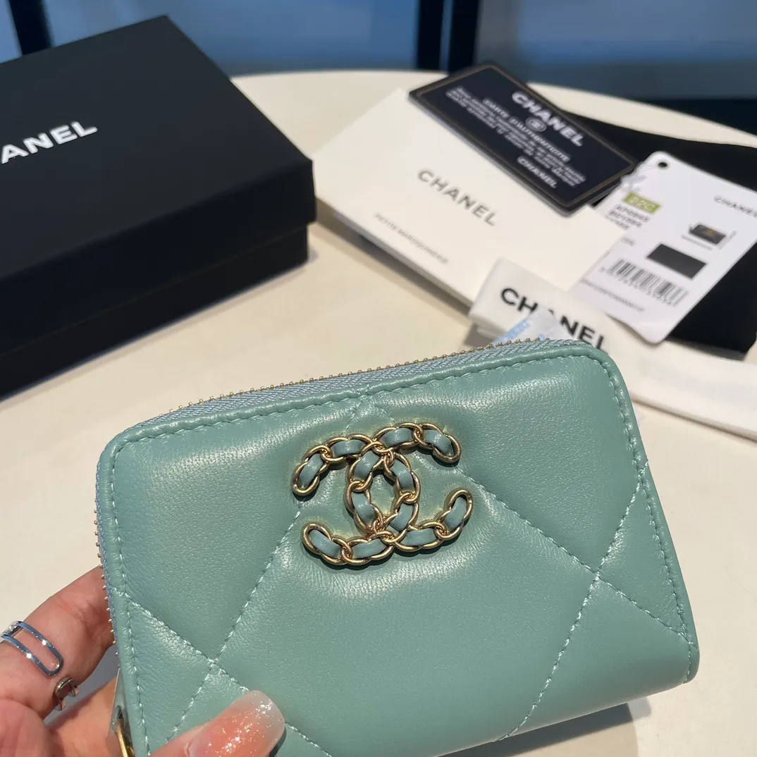💰300😊 Upgraded version💋🆕 Ohanel new color🆕The latest zipper card holder, the texture of goatskin is invincible 😼The 19 series mainly promoted this season is the big rhombus, with a strong retro style👝Is there anyone who wants to buy each color🧸 The logo is eye-catching and unique, the goatskin has a light luster, and the temperament instantly ups and downs❣The fashionable style and style are also jointly created by Karl and Viard. The first series launched by the new artistic director will be a key recommendation of the brand from this year to next year, conveying the essence of the brand, with a full set of packaging 0945🍃size: 11.5*8cm