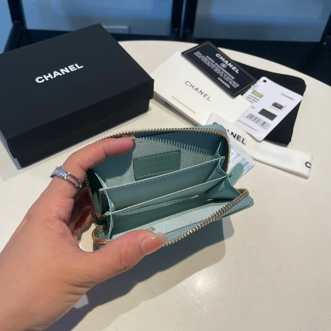 💰300😊 Upgraded version💋🆕 Ohanel new color🆕The latest zipper card holder, the texture of goatskin is invincible 😼The 19 series mainly promoted this season is the big rhombus, with a strong retro style👝Is there anyone who wants to buy each color🧸 The logo is eye-catching and unique, the goatskin has a light luster, and the temperament instantly ups and downs❣The fashionable style and style are also jointly created by Karl and Viard. The first series launched by the new artistic director will be a key recommendation of the brand from this year to next year, conveying the essence of the brand, with a full set of packaging 0945🍃size: 11.5*8cm