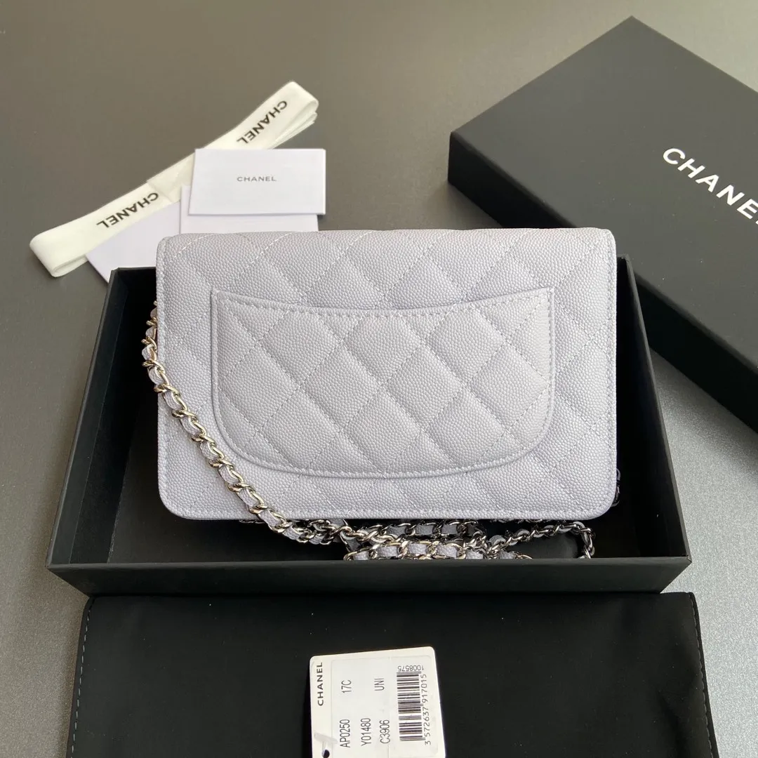Xiaoxiang imported Italian grained calfskin Item No.: A0250 Price: 640 Size: w20×h13×d3.5cm Color: Light purple fine ball pattern silver steel mark