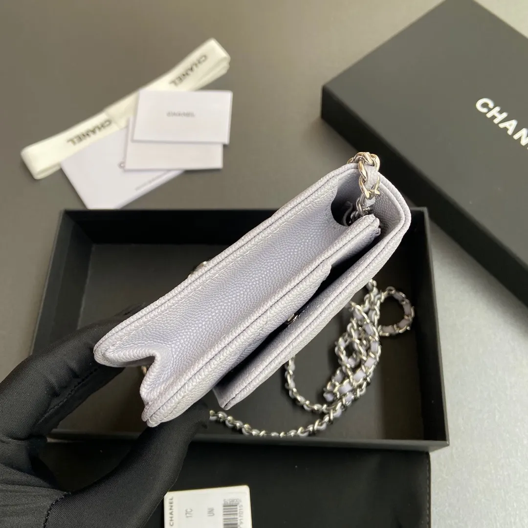 Xiaoxiang imported Italian grained calfskin Item No.: A0250 Price: 640 Size: w20×h13×d3.5cm Color: Light purple fine ball pattern silver steel mark