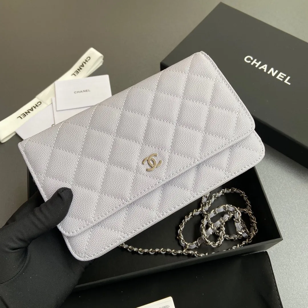 Xiaoxiang imported Italian grained calfskin Item No.: A0250 Price: 640 Size: w20×h13×d3.5cm Color: Light purple fine ball pattern silver steel mark