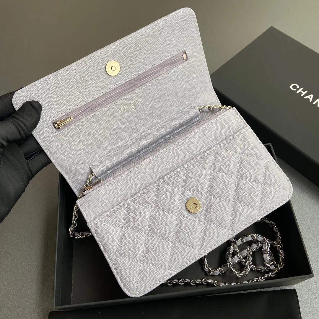 Xiaoxiang imported Italian grained calfskin Item No.: A0250 Price: 640 Size: w20×h13×d3.5cm Color: Light purple fine ball pattern silver steel mark