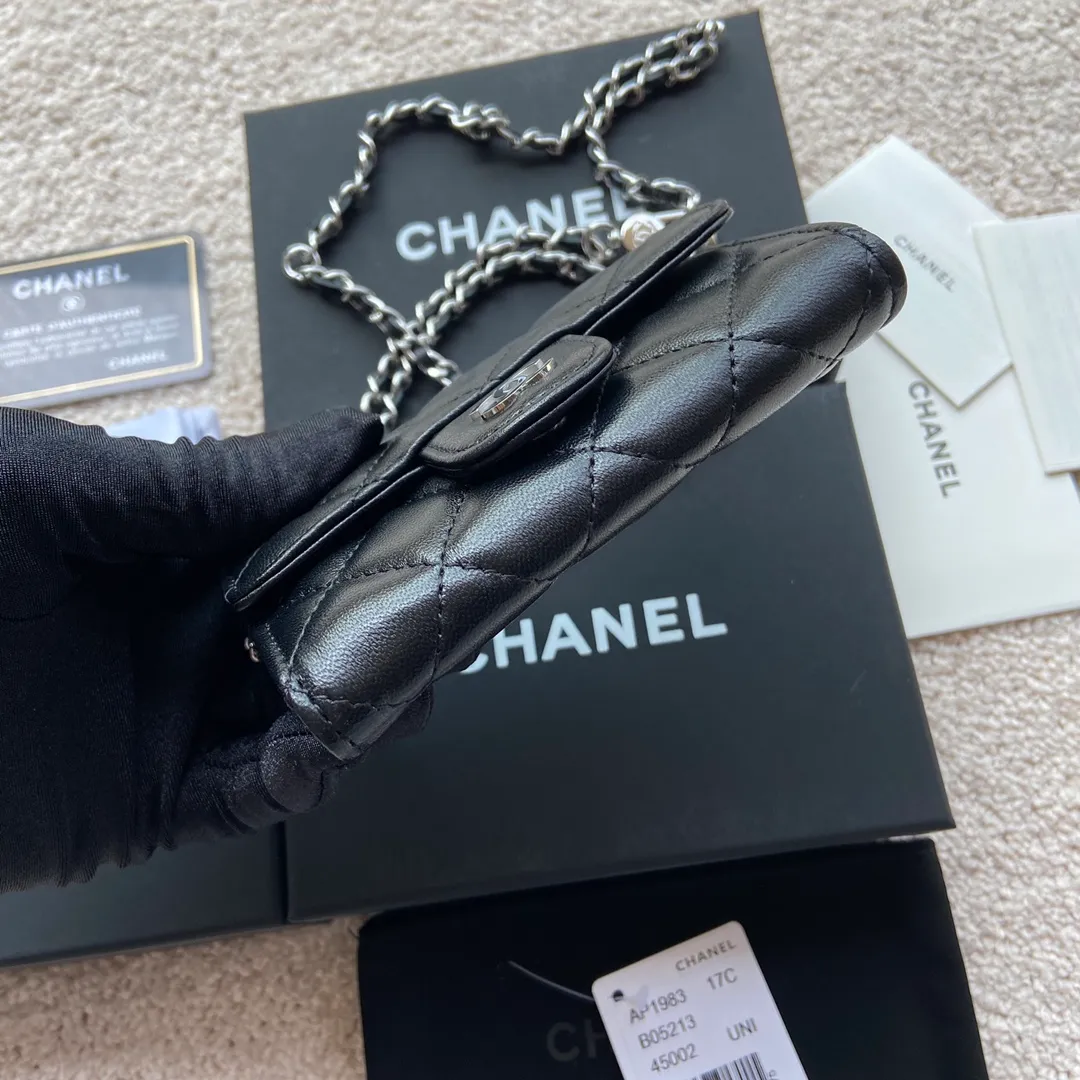 Xiaoxiang imported Italian leather Item number: AP3966 /A81081 (chain small card holder) Price: 420 Size: w11×h7cm Color: black sheepskin silver steel mark