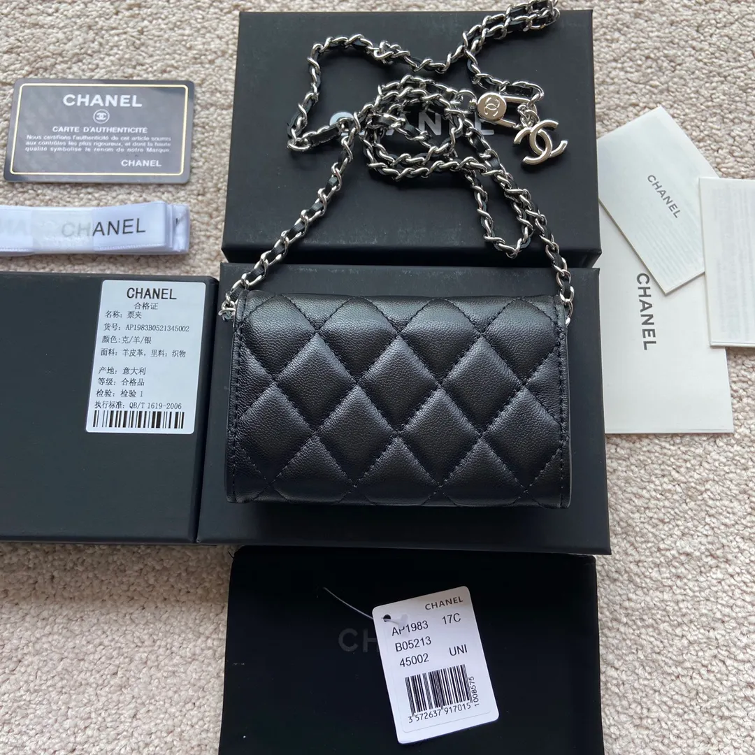 Xiaoxiang imported Italian leather Item number: AP3966 /A81081 (chain small card holder) Price: 420 Size: w11×h7cm Color: black sheepskin silver steel mark