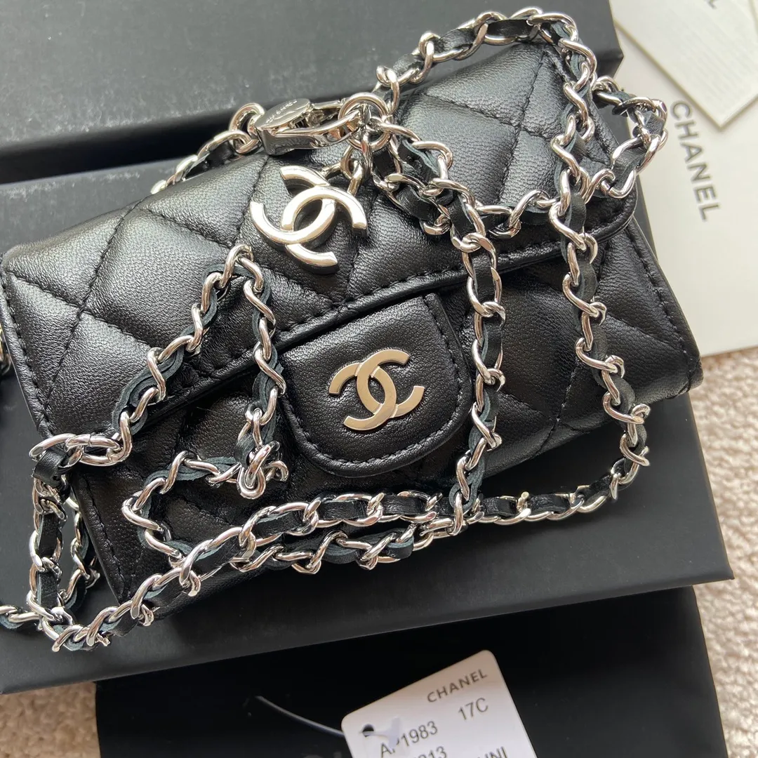 Xiaoxiang imported Italian leather Item number: AP3966 /A81081 (chain small card holder) Price: 420 Size: w11×h7cm Color: black sheepskin silver steel mark