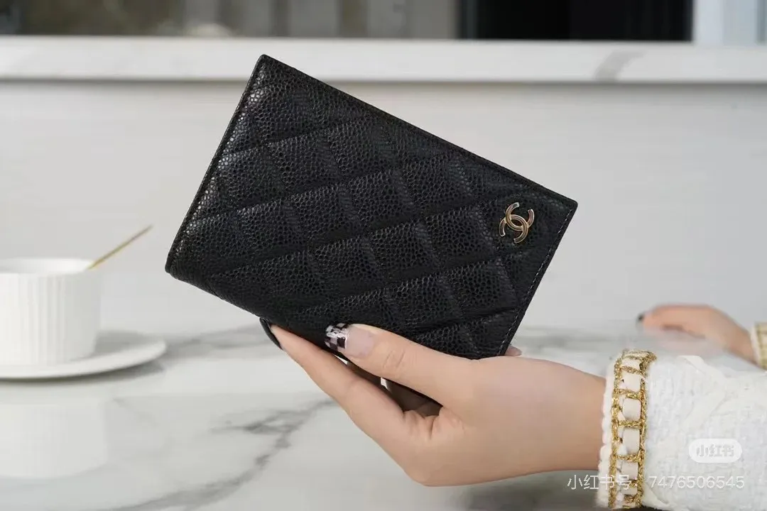 80385 A must-have for travel! ! I was deeply attracted by this passport holder at first sight. Whether it is a business trip or a vacation, it is your perfect partner.