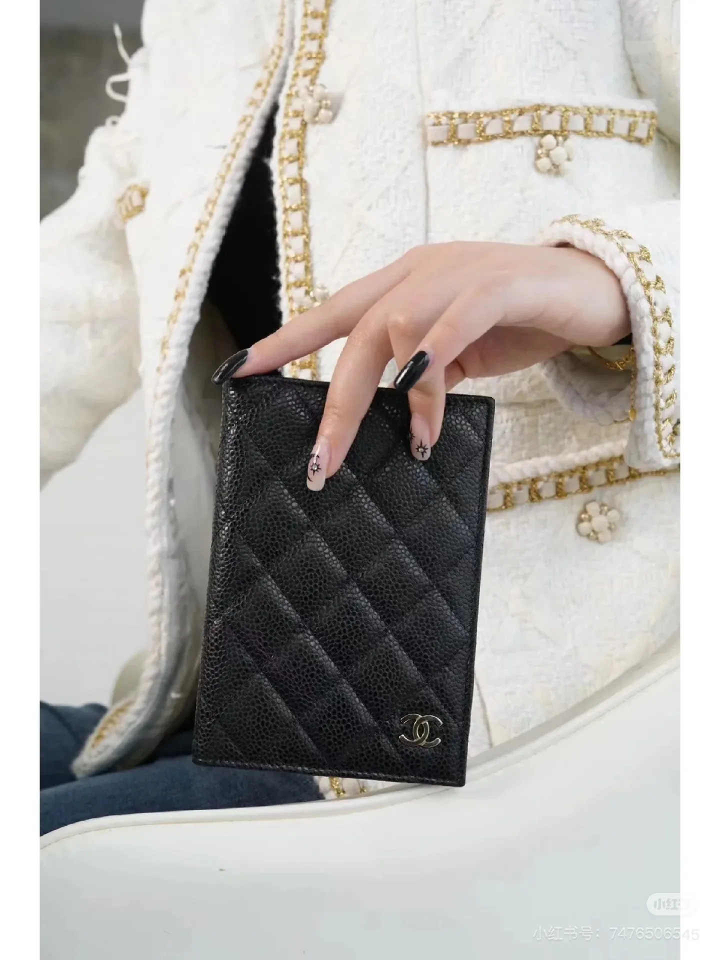 80385 A must-have for travel! ! I was deeply attracted by this passport holder at first sight. Whether it is a business trip or a vacation, it is your perfect partner.