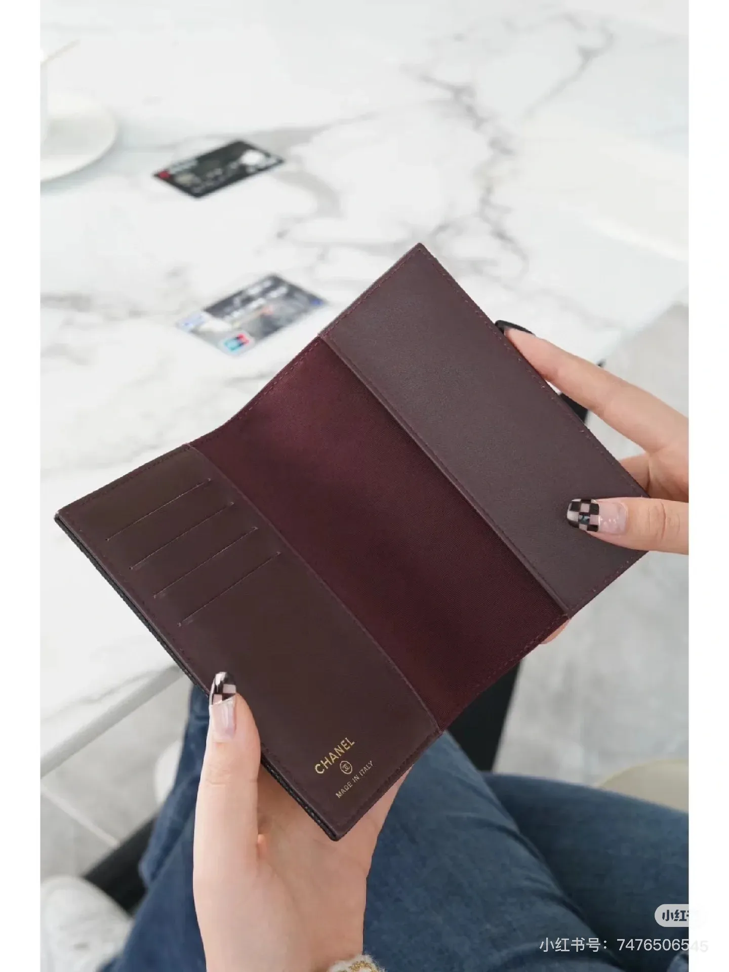 80385 A must-have for travel! ! I was deeply attracted by this passport holder at first sight. Whether it is a business trip or a vacation, it is your perfect partner.
