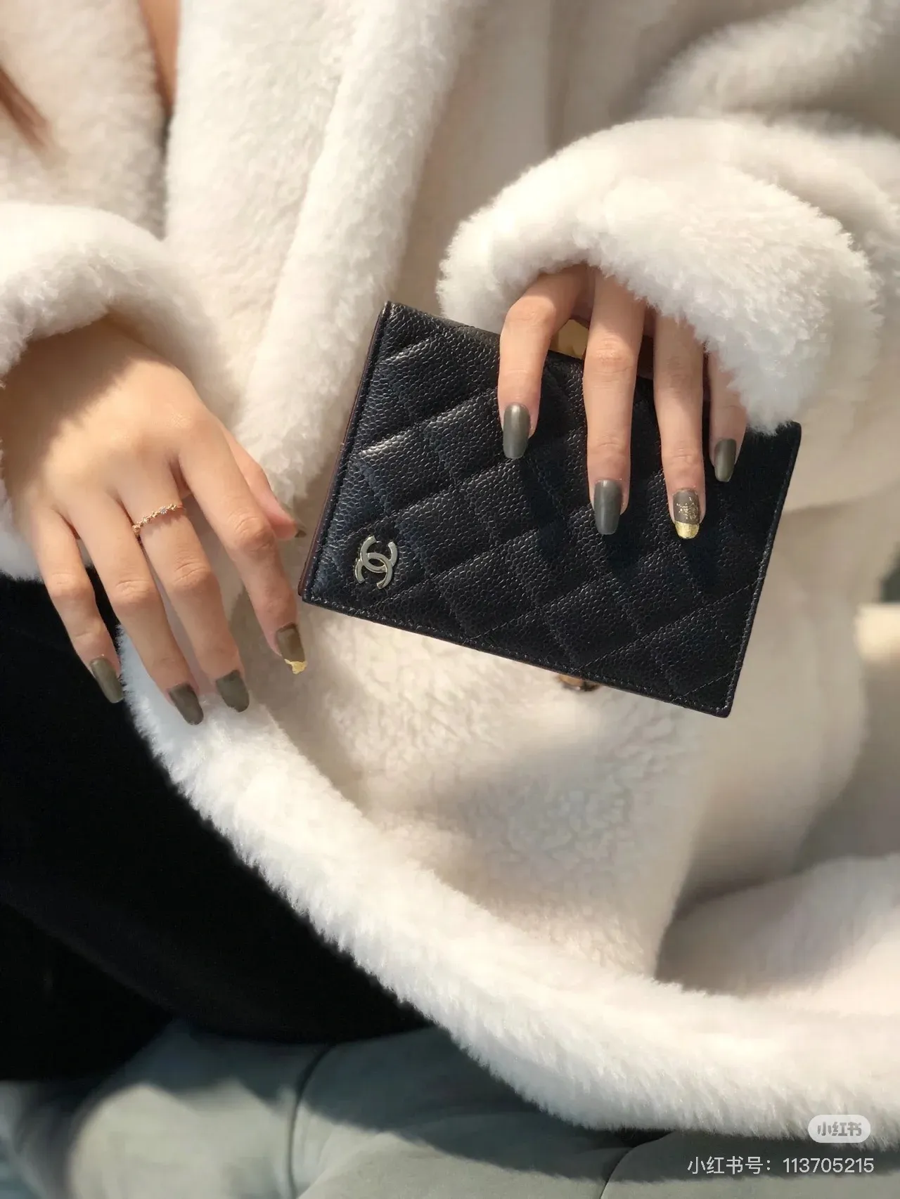 80385 A must-have for travel! ! I was deeply attracted by this passport holder at first sight. Whether it is a business trip or a vacation, it is your perfect partner.