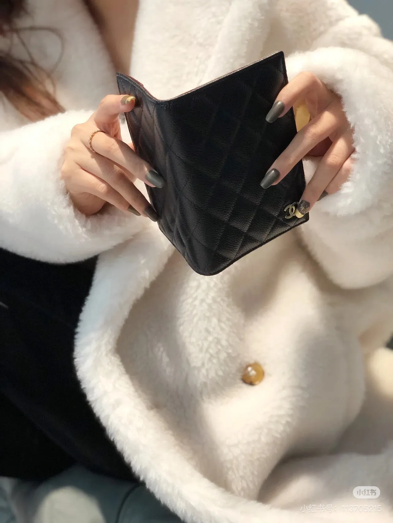 80385 A must-have for travel! ! I was deeply attracted by this passport holder at first sight. Whether it is a business trip or a vacation, it is your perfect partner.