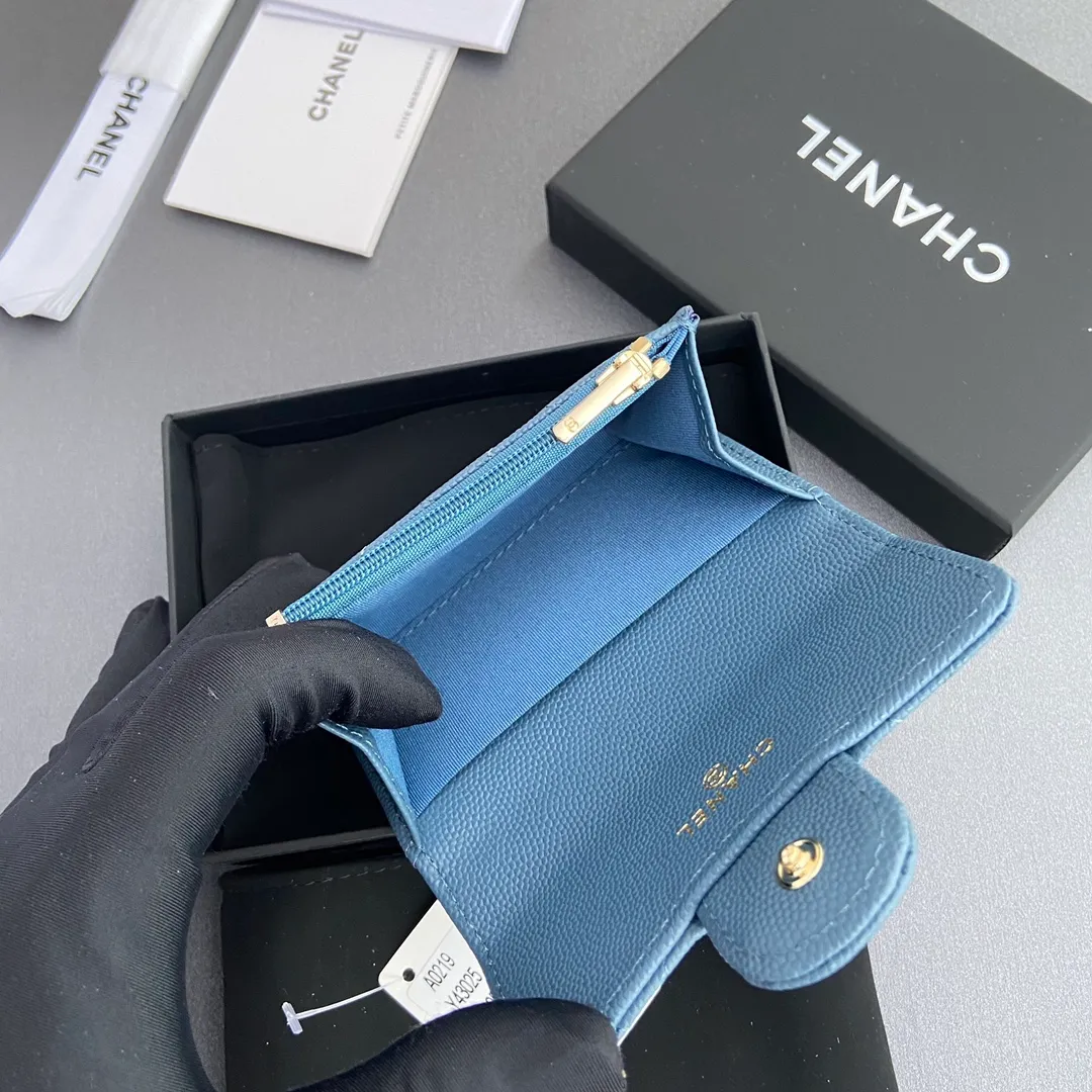 Xiaoxiang imported Italian leather Item number: AP438 (inner compartment with zipper) 💰: 280 Size: w11×h7cm Color: haze blue fine ball pattern golden steel mark