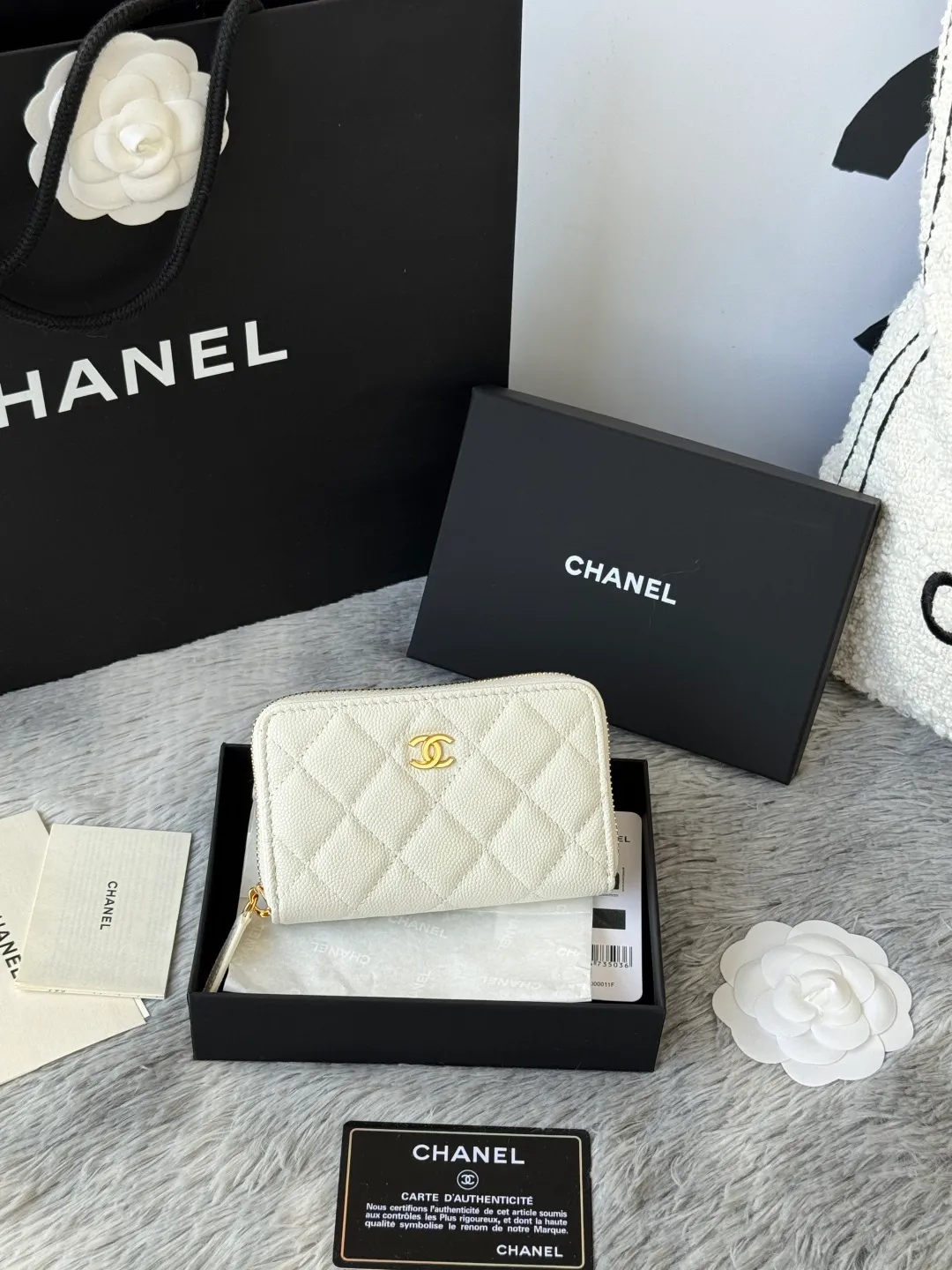 Medium size 💰360💰 finally arrived, chanel 25c oversized zipper bag with zipper inside. First place to eat melon. Large black gold cow coin purse with inner zipper. Made of caviar cowhide. Ginza sa is great. Enthusiastic and patient. I picked up a bunch of black gold card holders. There are several popular coin purses. I went for the L-shaped zipper coin purse. I tried it on the spot. My nails are a little difficult to insert cards. The 25c model is enlarged and looks great. The upgraded version is very practical. Buy it quickly! chanel25c chanel coin purse chanel card holder card holder recommended zipper coin purse chanel number: 3686 (0112) 25c size: 12*5cmx8cmx2cm