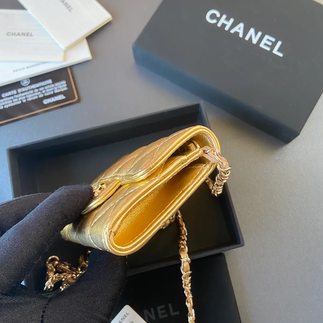 Xiaoxiang imported Italian sheepskin Item number: A81081 (chain small card holder) Price: 420 Size: w11×h7cm Color: golden sheepskin golden steel mark