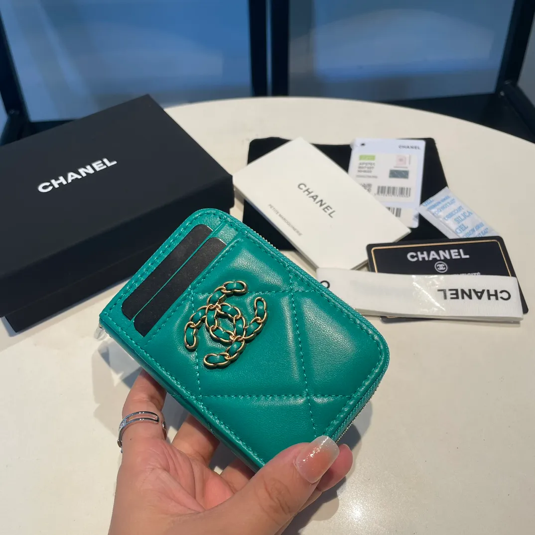 💰320😊Upgraded version💋🆕Ohanel new color🆕The latest zipper card holder with multiple card slots. The texture of goatskin is unparalleled. 😼The 19 series that is mainly recommended this season is a big rhombus with a strong retro style. I want to buy every color🧸 The logo is eye-catching and unique, the goatskin has a faint luster, and the temperament instantly ups and downs❣The fashionable style and style are also jointly created by Karl and Viard. The first series launched by the new artistic director will be a key recommendation of the brand from this year to next year, conveying the essence of the brand, with a full set of packaging 2701🍃size: 7.5*11cm