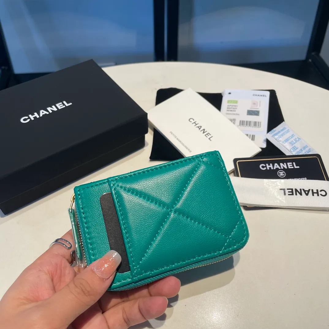 💰320😊Upgraded version💋🆕Ohanel new color🆕The latest zipper card holder with multiple card slots. The texture of goatskin is unparalleled. 😼The 19 series that is mainly recommended this season is a big rhombus with a strong retro style. I want to buy every color🧸 The logo is eye-catching and unique, the goatskin has a faint luster, and the temperament instantly ups and downs❣The fashionable style and style are also jointly created by Karl and Viard. The first series launched by the new artistic director will be a key recommendation of the brand from this year to next year, conveying the essence of the brand, with a full set of packaging 2701🍃size: 7.5*11cm