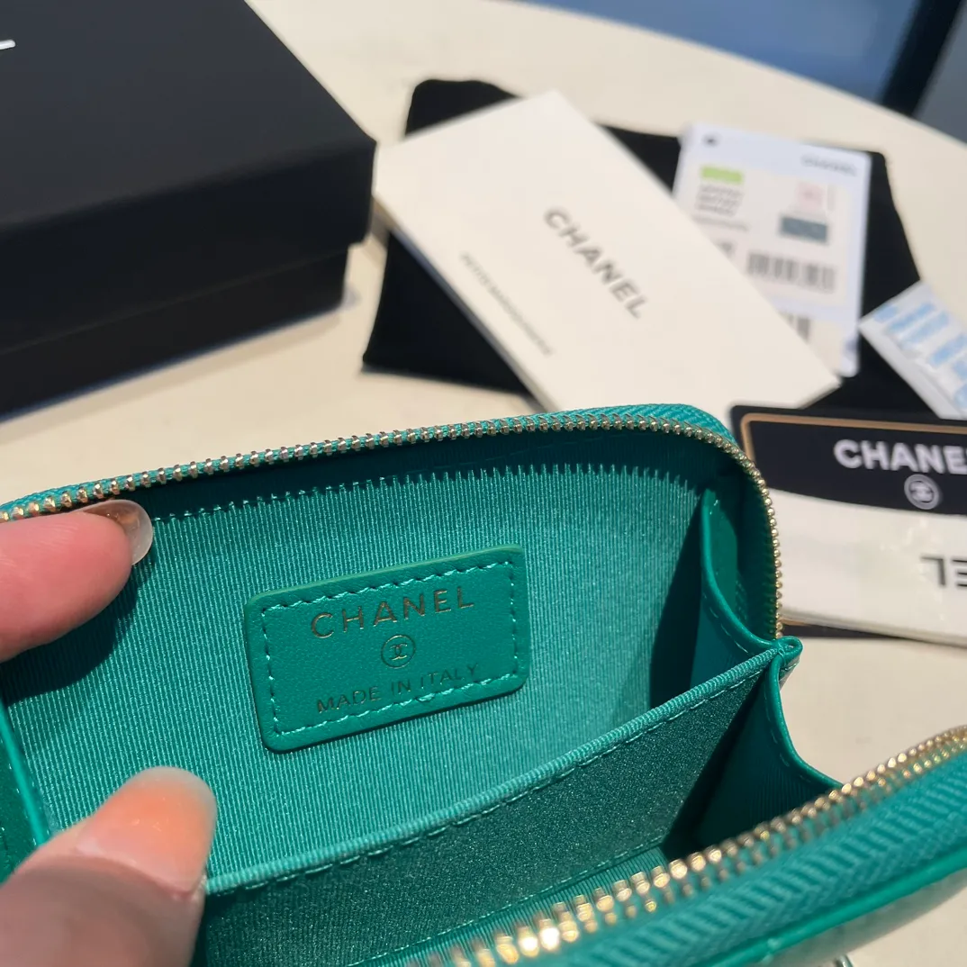 💰320😊Upgraded version💋🆕Ohanel new color🆕The latest zipper card holder with multiple card slots. The texture of goatskin is unparalleled. 😼The 19 series that is mainly recommended this season is a big rhombus with a strong retro style. I want to buy every color🧸 The logo is eye-catching and unique, the goatskin has a faint luster, and the temperament instantly ups and downs❣The fashionable style and style are also jointly created by Karl and Viard. The first series launched by the new artistic director will be a key recommendation of the brand from this year to next year, conveying the essence of the brand, with a full set of packaging 2701🍃size: 7.5*11cm