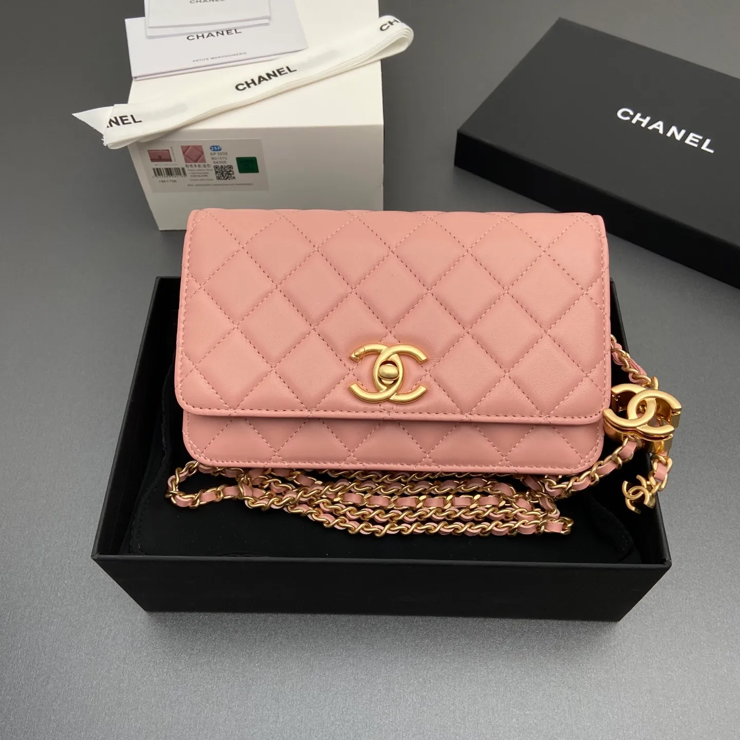Xiaoxiang imported Italian lambskin 25Bwoc double C snap button adjustable chain, fashionable and classic but not outdated Item number: AP7876 Price: 860 Size: w19×h12×d4.5cm Color: pink sheepskin gold hardware